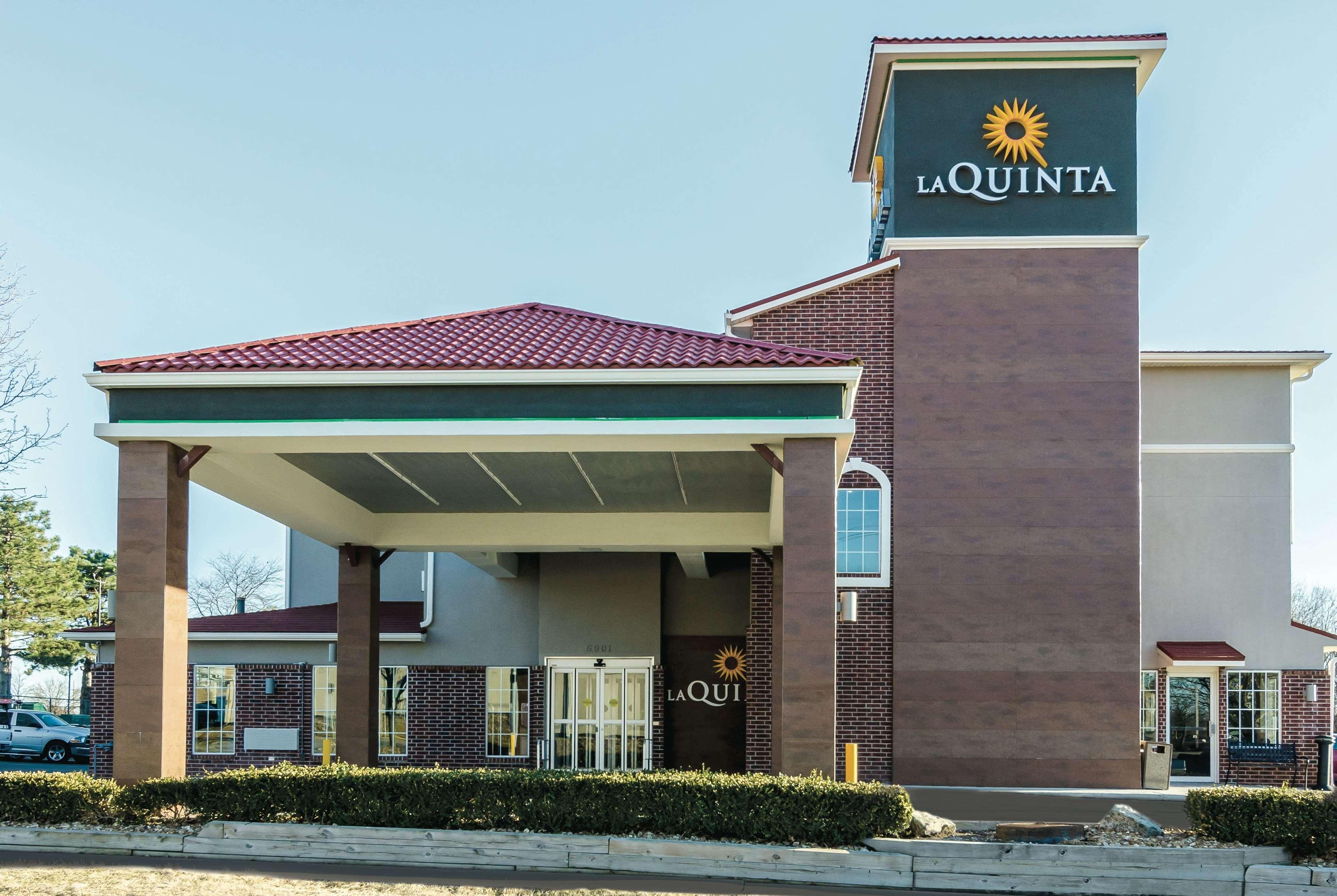 La Quinta By Wyndham Kansas City Airport Hotel Exterior photo