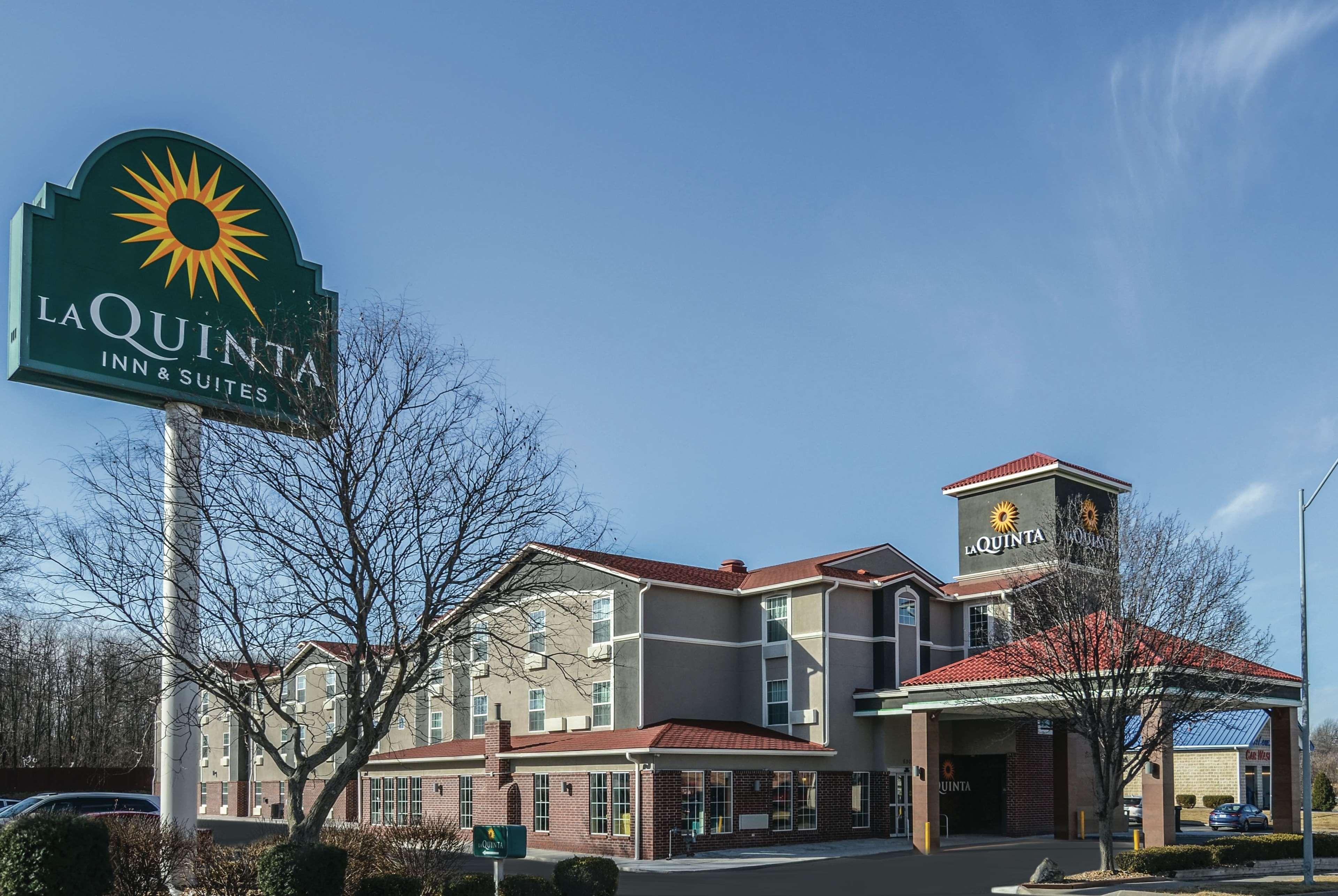 La Quinta By Wyndham Kansas City Airport Hotel Exterior photo